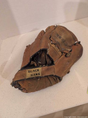 Baseball glove  (1 of 7)