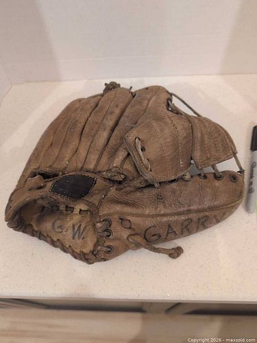 Baseball glove  (1 of 8)