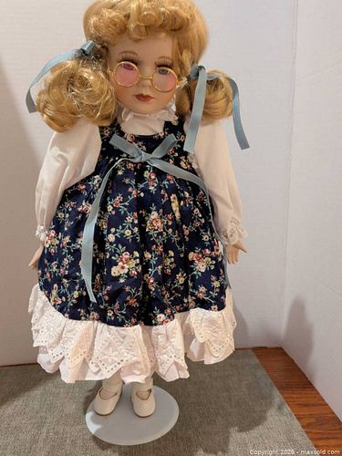 Porcelain doll (1 of 5)