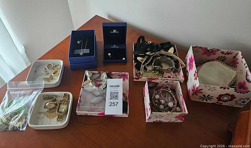Mixed jewelry lot with watches, necklaces, bracelets, earrings (1 of 10)