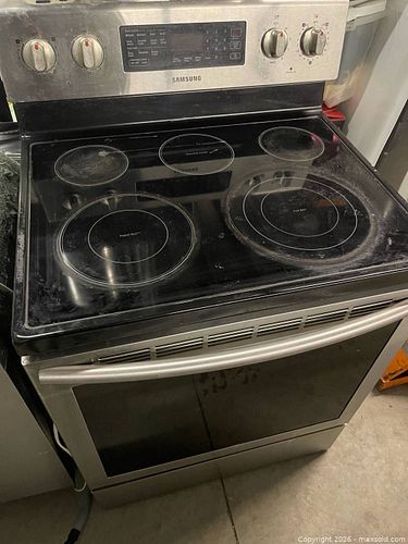 Samsung 5-Element Electric Freestanding Range, Smooth Glass Top (1 of 5)