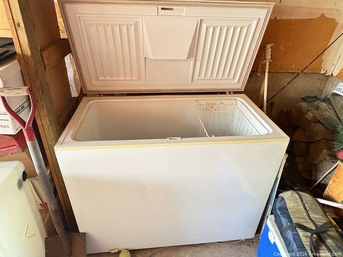 Hotpoint / Camco FHC10CMW Chest Freezer White (1 of 8)