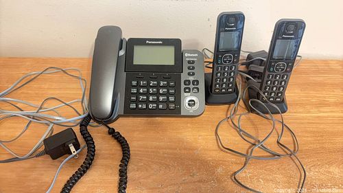 Panasonic Corded Base Phone with 2 Cordless Handsets (1 of 5)