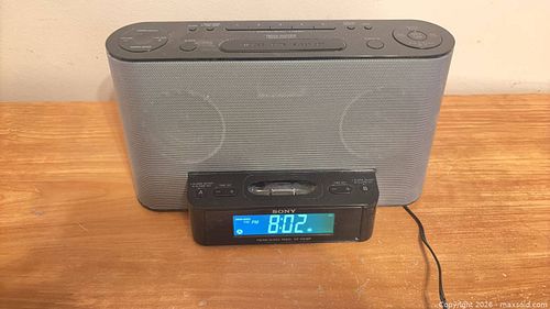 Sony ICF-CS10IP Clock Radio with 30-pin iPod Dock (1 of 5)