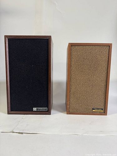 Pair of Webcor SP-3 & Realistic Minimus-2 Bookshelf Speakers (1 of 7)