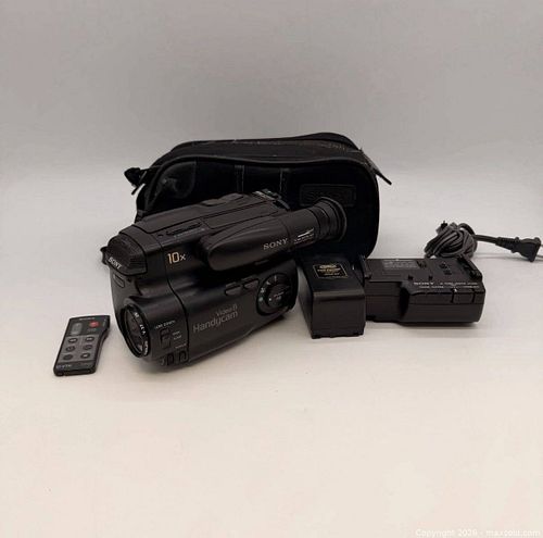 Sony CCD-TR21 Video8 Handycam, 10x Optical Zoom, Black (1 of 8)