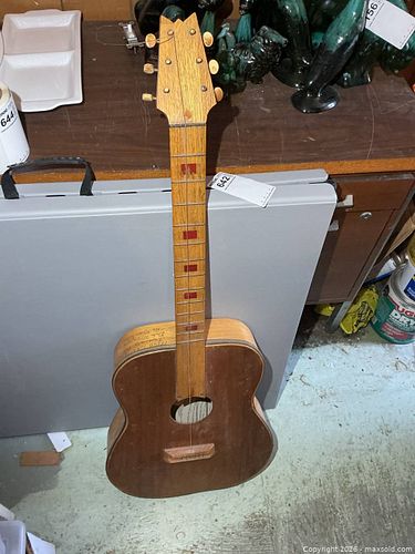 Vintage Guitar A (1 of 8)