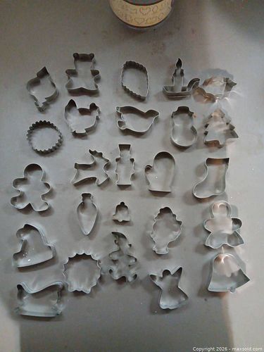 Metal Cookie Cutter Baking Set with Clear Storage Tube (1 of 3)