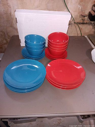 Room Essentials Stoneware 16-Piece Dinnerware Set, Red & Blue (1 of 3)