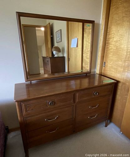 Knechtel Quality Furniture Six-Drawer Dresser with Mirror (1 of 9)