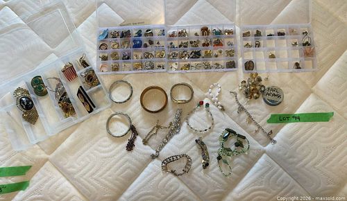 Large Collection of Vintage Costume Earrings, Bracelets & Jewelry (1 of 7)