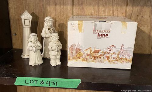 Lilliput Lane Porcelain Caroler Figurine Set with Lamp Post (1 of 4)