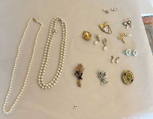 Vintage Costume Jewelry Lot: Necklaces, Earrings & Brooches (1 of 6)