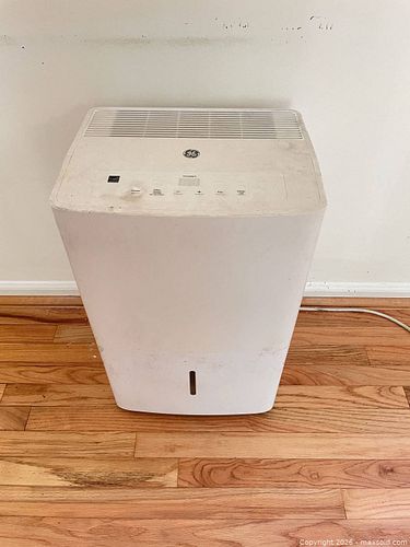 GE Dehumidifier ADEL50LWL1 50-pint 115V White (1 of 5)
