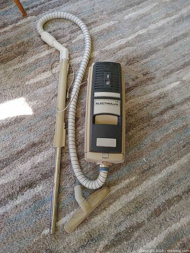 Electrolux Canister Vacuum L-E Series Beige/Cream (1 of 4)