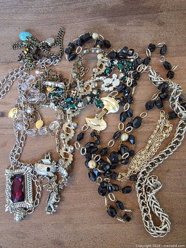 Costume jewelry necklaces (1 of 5)