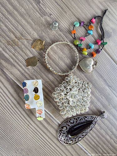 Mix batch pendants, brooches, bagles, earrings etc (1 of 7)