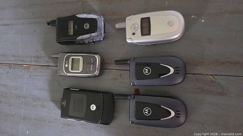 Lot of 6 Flip/Clamshell Phones — Motorola & LG (1 of 4)