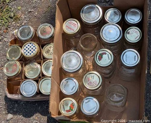 LARGE LOT OF GLASS SEALERS/ CANING JARS MIXED SIZES (1 of 11)