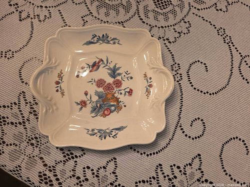 Wedgwood serving dish (1 of 3)