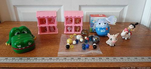 Assorted collection of vintage and modern small toys and collectibles (1 of 11)