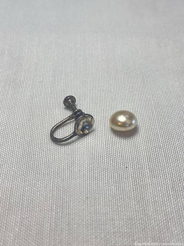 (Sterling) Screw-Back Earring with Simulated Pearl (0.85g) (1 of 11)