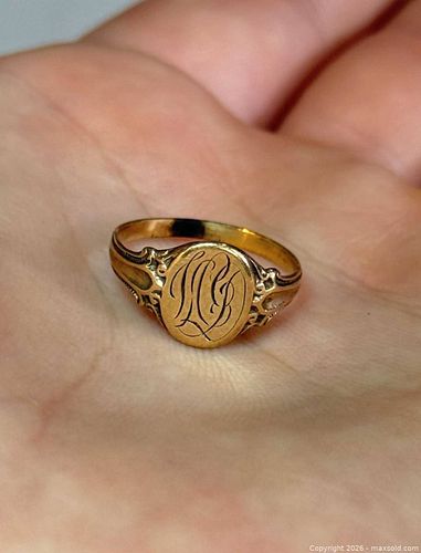 Vintage Unmarked Gold Signet-Style Ring with Intricately Engraved Monogram (1.34g)  (1 of 12)
