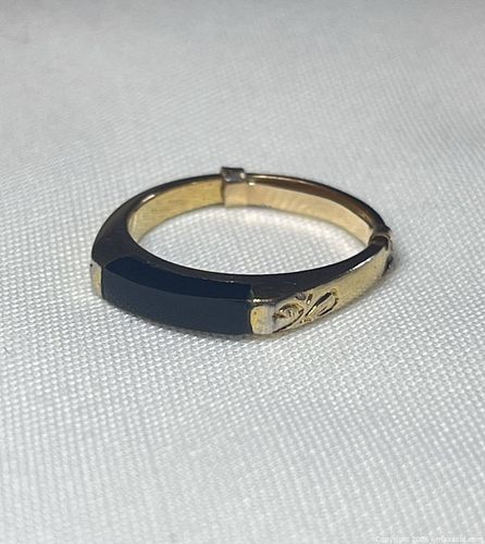 Vintage Yellow Gold-Tone Signet Ring with Black Onyx Inlay & Engraved Shoulder Details (1 of 19)
