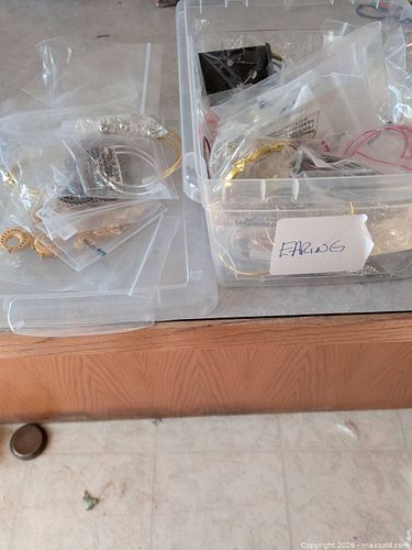 Lidded container jewelry supplies (1 of 4)