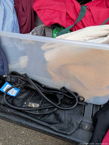Tote no lid clothing and other items (1 of 7)