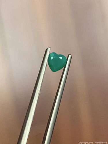 [0.22 CT] NATURAL HEART CUT GREEN ONYX | Vibrant Green | Loose Gemstone (1 of 3)