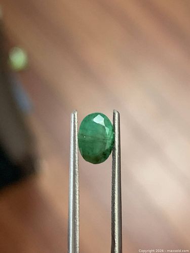 (0.86CT) GENUINE AFRICAN OVAL EMERALD (1 of 4)