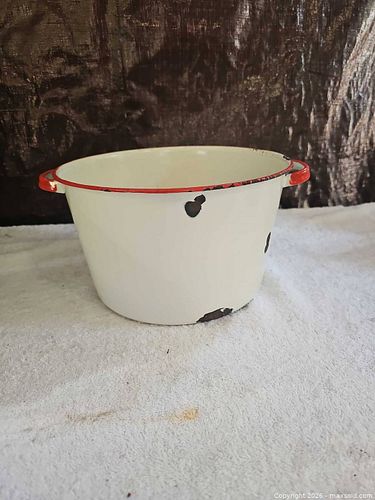 Enameled pot (1 of 6)