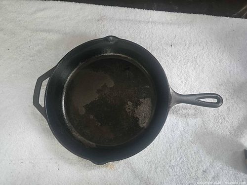 Large cast iron skillet (1 of 6)