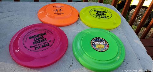 (4) PLASTIC FRISBEES (1 of 3)