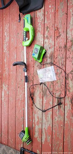GREEN ELECTRIC WEED TRIMMER BATTERY & CHARGER - UNTESTED (1 of 5)