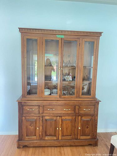 Traditional Solid Wood China Cabinet Hutch, Medium Brown Oak (1 of 6)