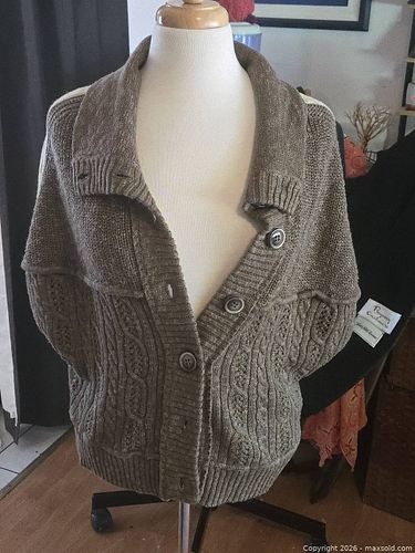 Small buttoned sweater (1 of 6)