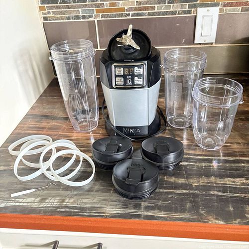 Nutri Ninja 1000W Personal Single-Serve Blender Black/Silver (1 of 4)