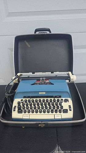 Celebrity 12 Electric Typewriter — Blue & Cream (1 of 9)