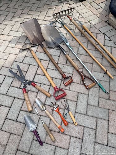 Mixed Lot of 8–12 Gardening Hand Tools with Wood Handles (1 of 5)