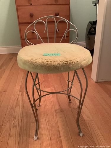 Dressing Station Chair (1 of 4)