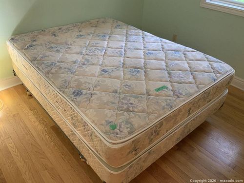 Queen Bed (1 of 5)