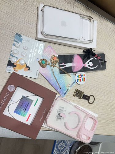 Mixed Lot: Phone Cases, Necklaces, Earbud Tips & Accessories (1 of 4)