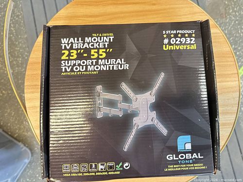 Global Tone TV Wall Mount Bracket, 23–55", Tilt & Swivel (1 of 4)