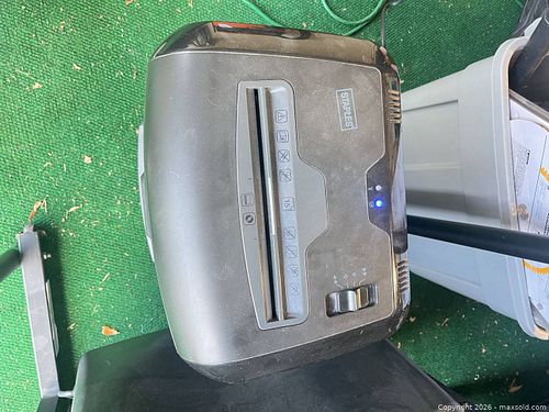 Staples Cross-Cut Paper Shredder - Full-Size Stand (1 of 4)