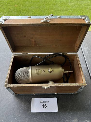 Blue Microphone in box (1 of 4)