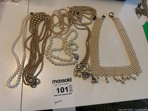 Costume Jewelry Pearl Necklaces (1 of 15)