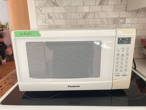 Panasonic Countertop Microwave Oven, White (1 of 7)