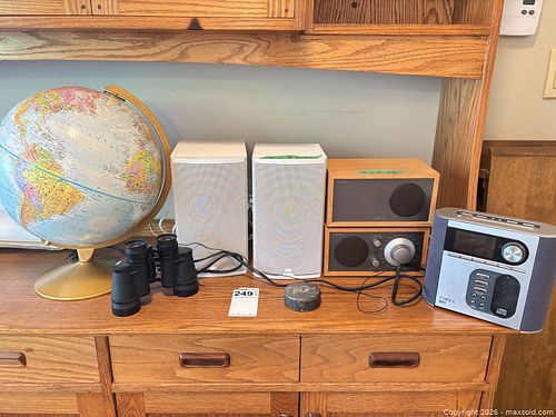 Lot: Globe, Binoculars, Bookshelf & Stereo Speakers, Timex Radio (1 of 16)